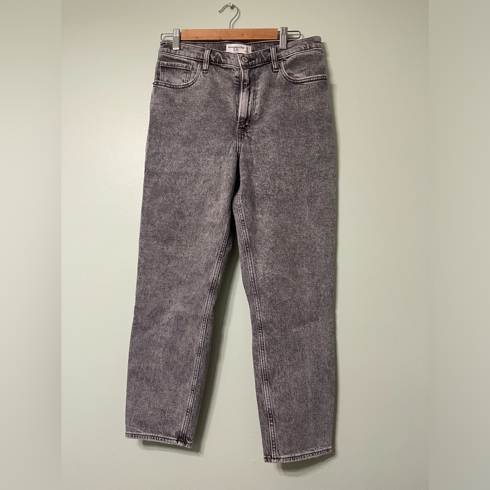 NWOT Abercrombie high rise mom jeans size 29